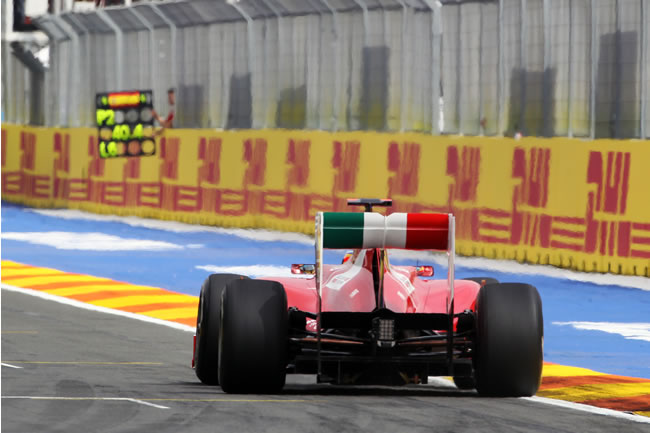 Alonso, llegando en segundo lugar a la meta de Valencia