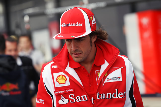 Alonso a la llegada al circuito de Silverstone