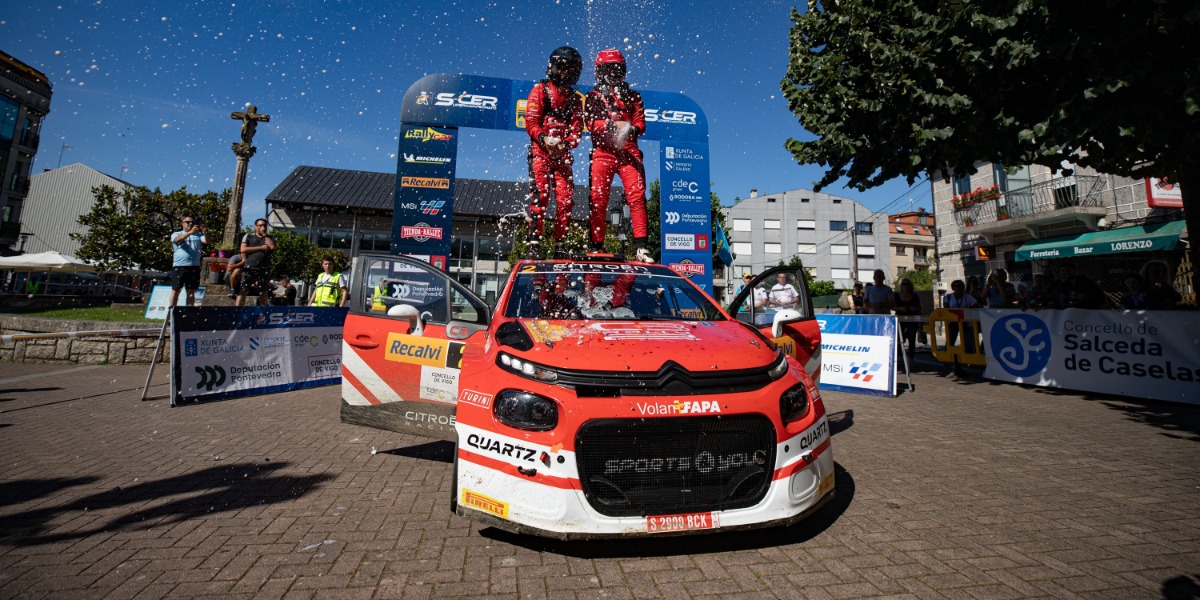 Celebrando la victoria en el Rally Rías Baixas