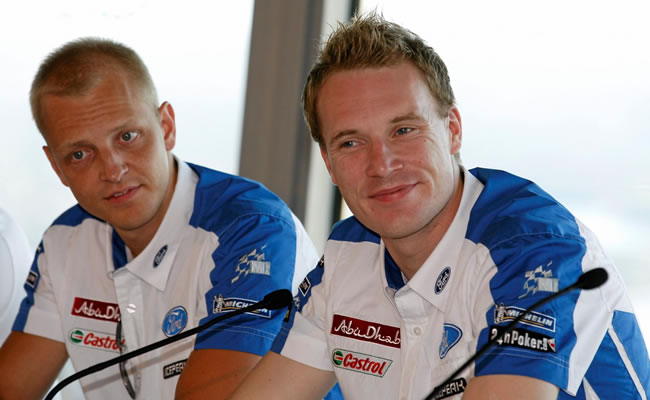 Jari-Matti Latvala (d) y Mikko Hirvonen (i) tras los Citroen DS3 WRC