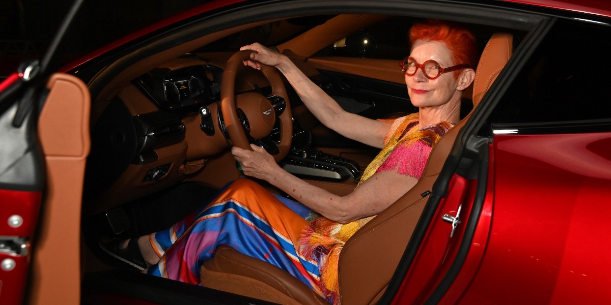 Sandy Powell en el Aston Martin Vanquish