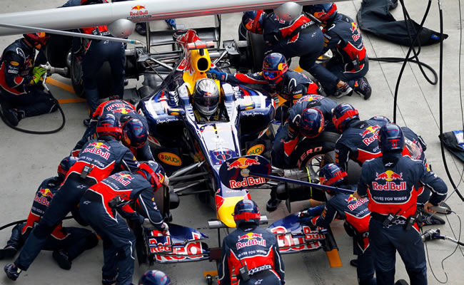 Los mecánicos de Red Bull con el monoplaza de Vettel