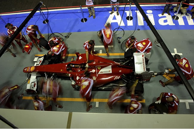 El equipo Ferrari mejorando el monoplaza de cara al Gran Premio