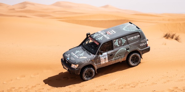 Carlos Santaolalla y Jan Rosa con el Toyota Land Cruiser HDJ80