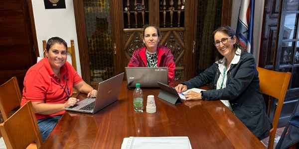 Patricia, Araceli e Isabel durante una reunión en el pasado Rallye de Teror