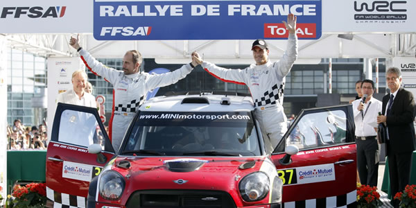 Dani Sordo y Carlos del Barrio en el podium del Rally de Francia