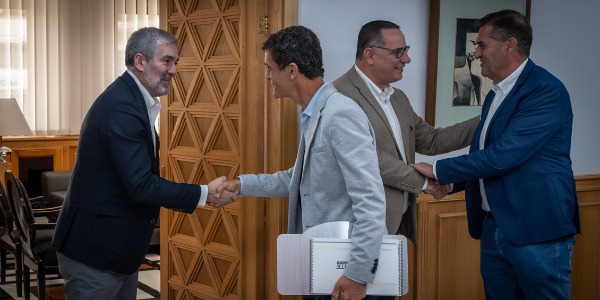 Fernando Clavijo recibiendo a Rogelio Peñate