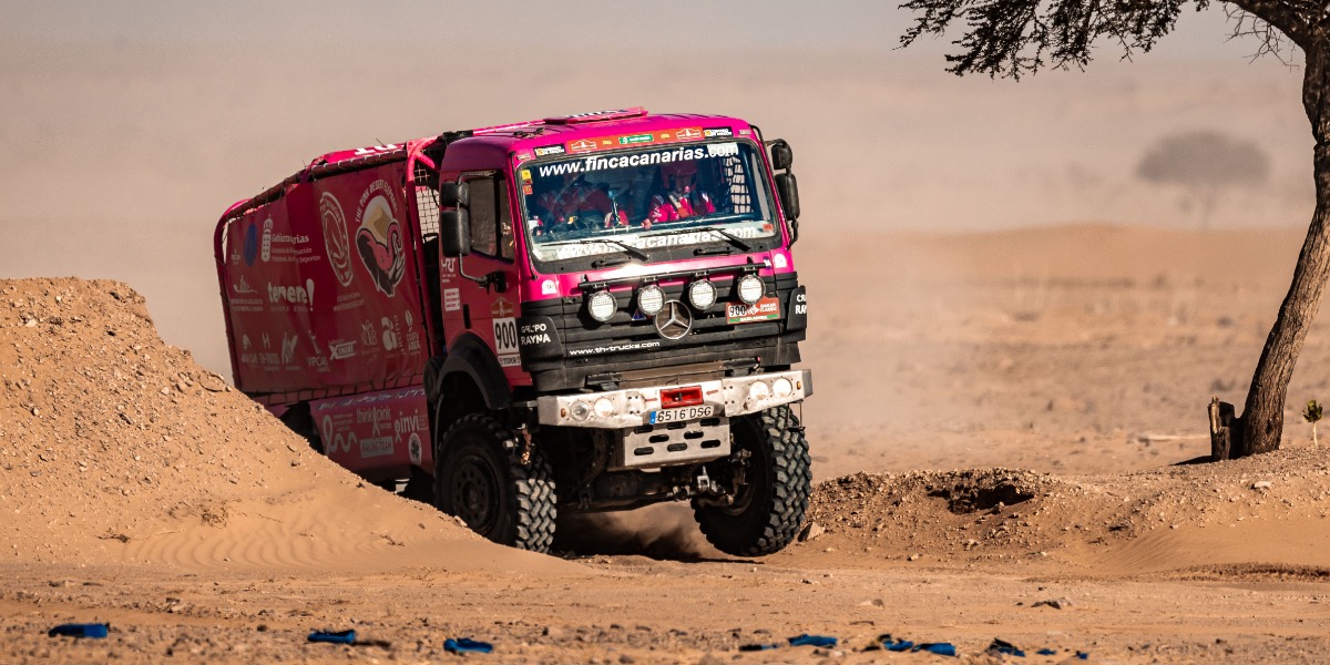 El Elefante Rosa sobrevive en el Dakar tras una etapa eterna