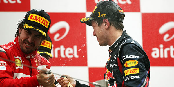 Los dos protagonistas del  GP de Abu Dhabi 2010, en el podio de la India