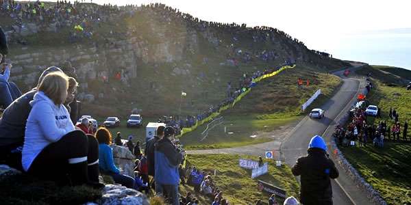 Aficionados en el Rally de Gales 2011 ven pasar a un Citroen DS3 WRC