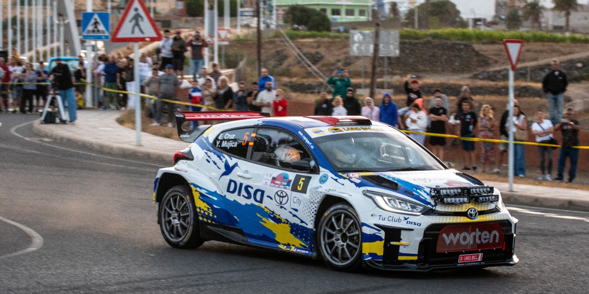 Enrique Cruz con el Toyota GR Yaris Rally2