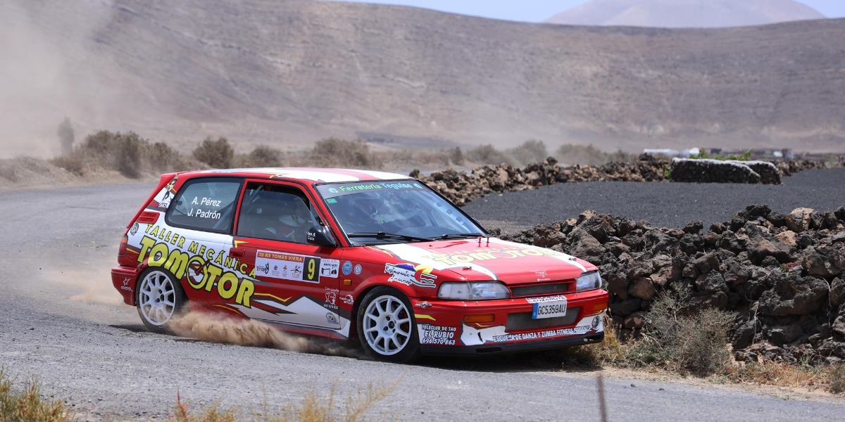 Adián Andrés Pérez y Javier Padró con el Toyota Corolla AE92