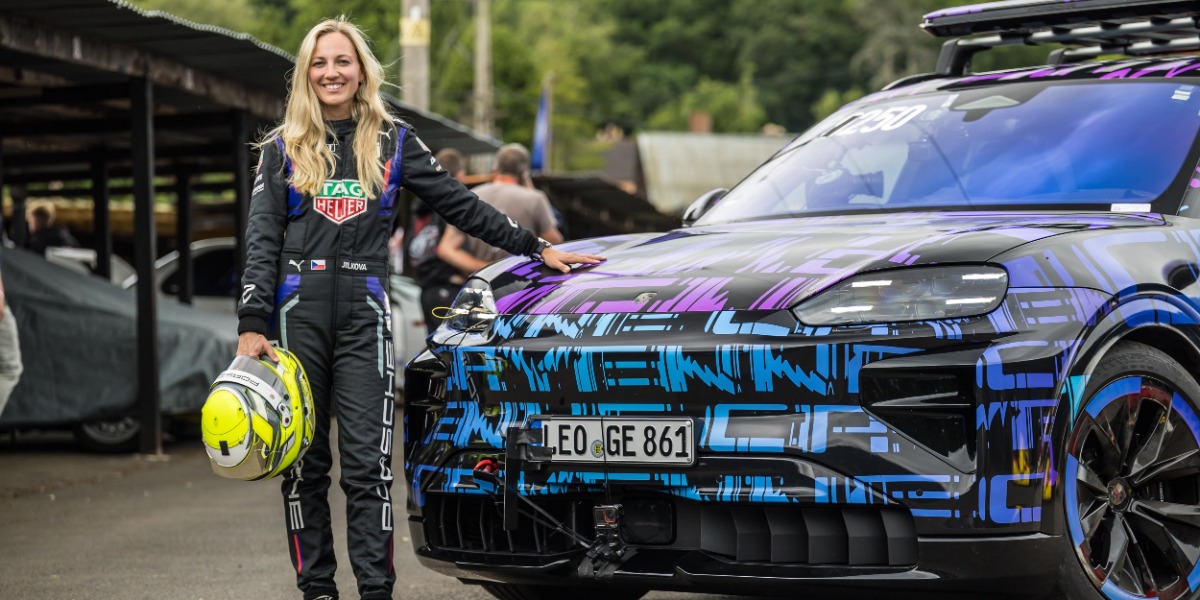 Gabriela Jílková y el Porsche Cayenne Electric
