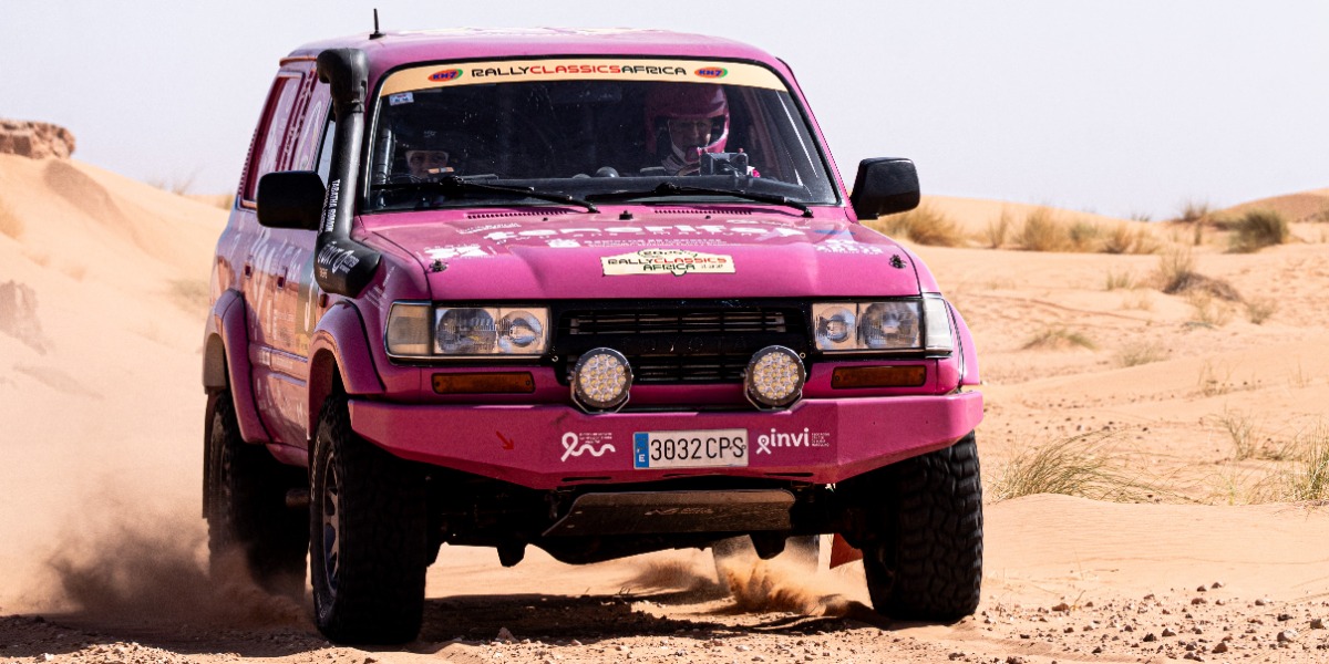 El Zorro Rosa termina sexto la primera etapa del RallyClassics África 2025