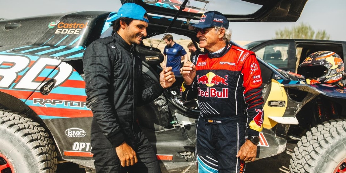 Carlos Sainz padre e hijo disfrutan juntos de la conducción sobre arena