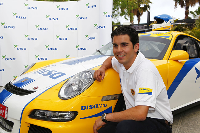 Enrique Cruz ante el Porsche