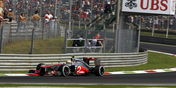 Lewis se hace con la victoria en Monza