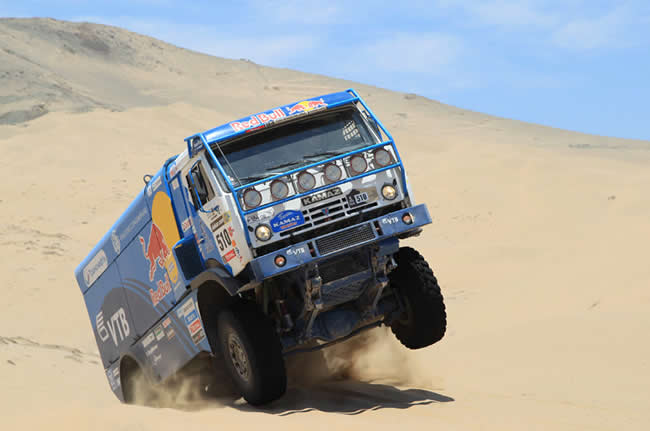 Los camiones, gigantes en el desierto