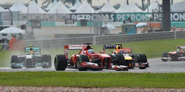 Fernando Alonso con el alerón tocado en Malasia