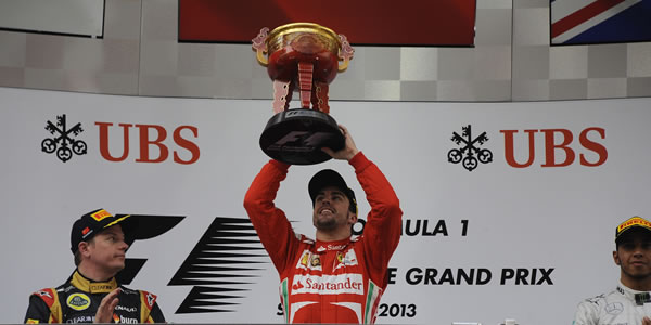 Fernando Alonso celebra su victoria en el Gran Premio de China