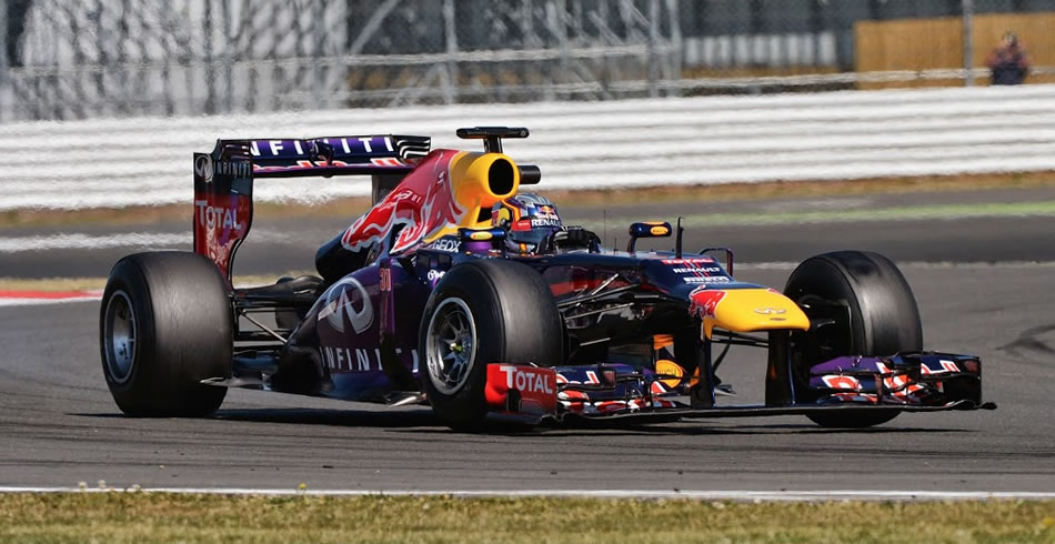 Carlos Sainz pilotando el Red Bull