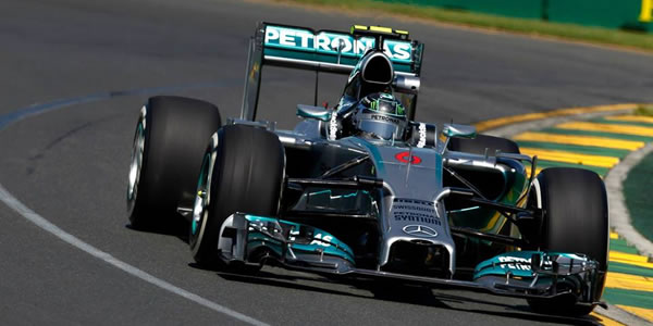 Primera pole para Mercedes