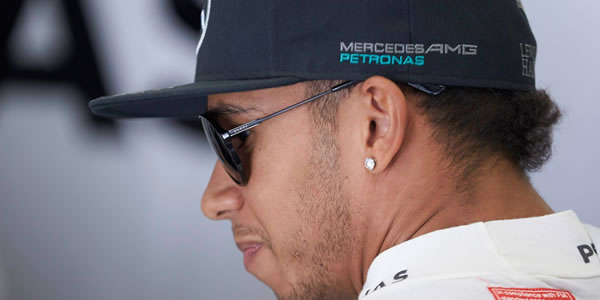 Hamilton gana el GP de Bahréin y Rosberg completa un nuevo doblete de Mercedes