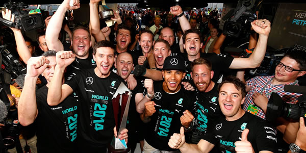 El equipo Mercedes celebrando al haber ganado el Mundial de Equipos
