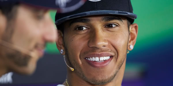 Lewis Hamilton logró el mejor crono del viernes