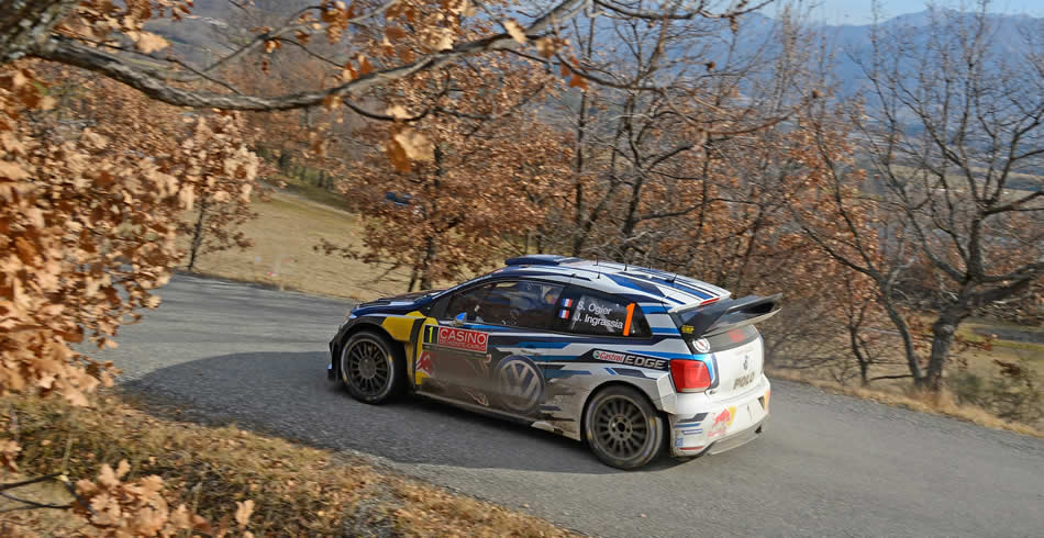 Loeb gestiona su primera victoria del WRC 2015
