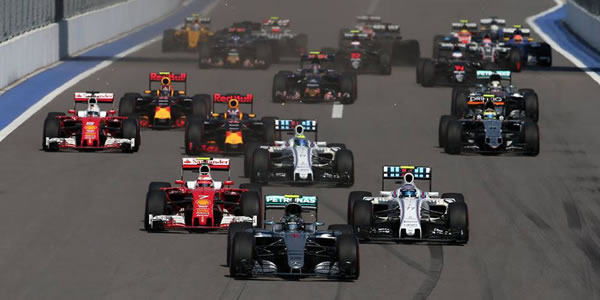 Rosberg primero, Hamilton segundo y Raikkonen tercero