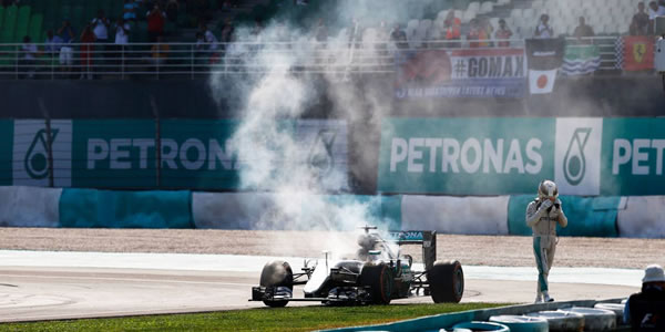 Hamilton rompe en Malasia y se aleja del Campeonato.
