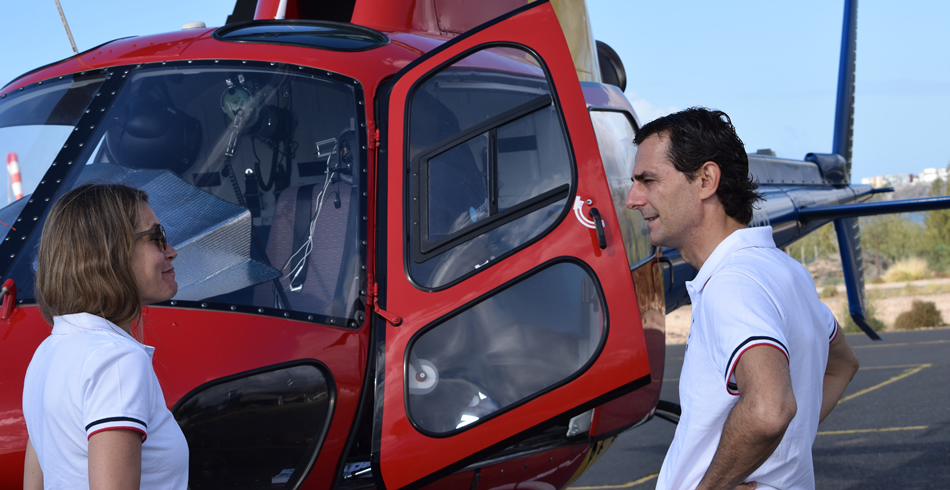 Nira Juanco y Pedro de la Rosa junto al helicóptero