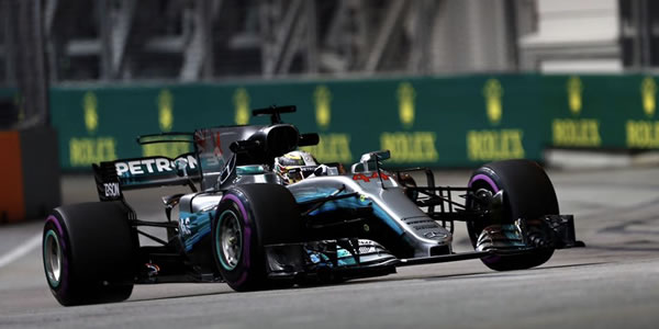 Hamilton gana un GP Singapur de locura, Sainz cuarto