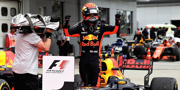 Vettel remonta en Malasia, victoria de Verstappen
