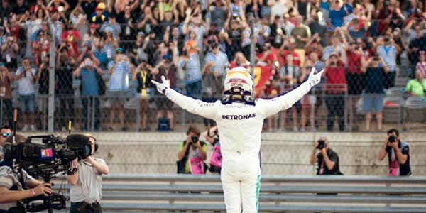 Lewis Hamilton gana en EEUU