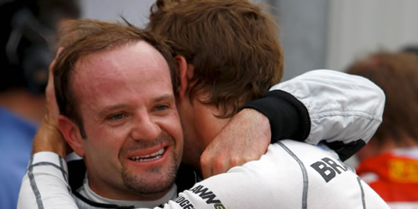Jenson Button y Rubens Barrichello se abrazan tras el doblete en el GP de Mónaco