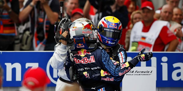 Webber y Vettel celebran la victoria en el GP de Alemania 2009