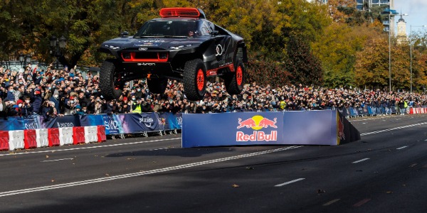 Carlos Sainz y el Audi RS Q e-tron del Dakar conquistan Madrid