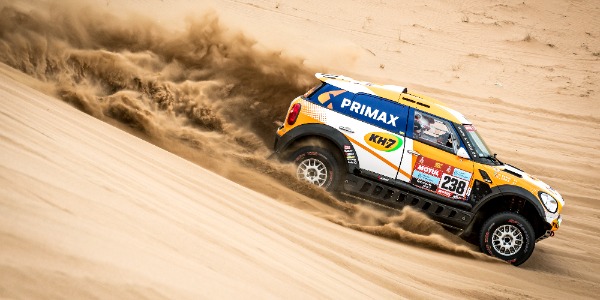 Así se ve el debut en coches de Laia Sanz en el Rally Dakar