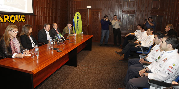 Mesa presidencial y miembros del equipo. Foto: Sergio Bolaños