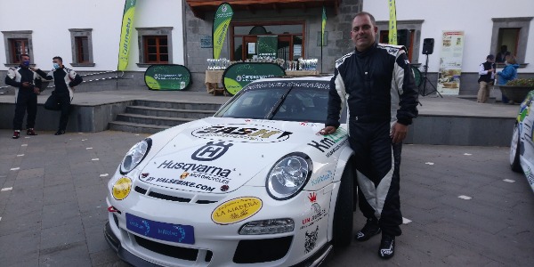 Iván Armas con su Porsche 911