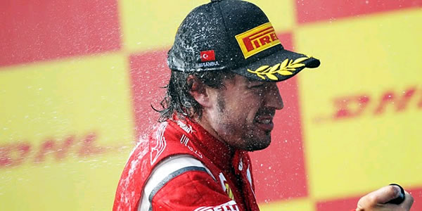 Fernando Alonso renueva con Ferrari